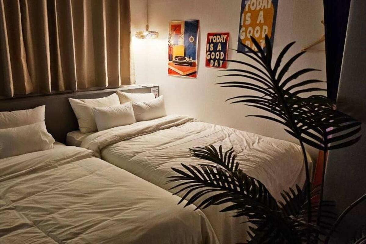 Quarto família | Escrivaninha, espaço de trabalho para notebook, cortinas blackout