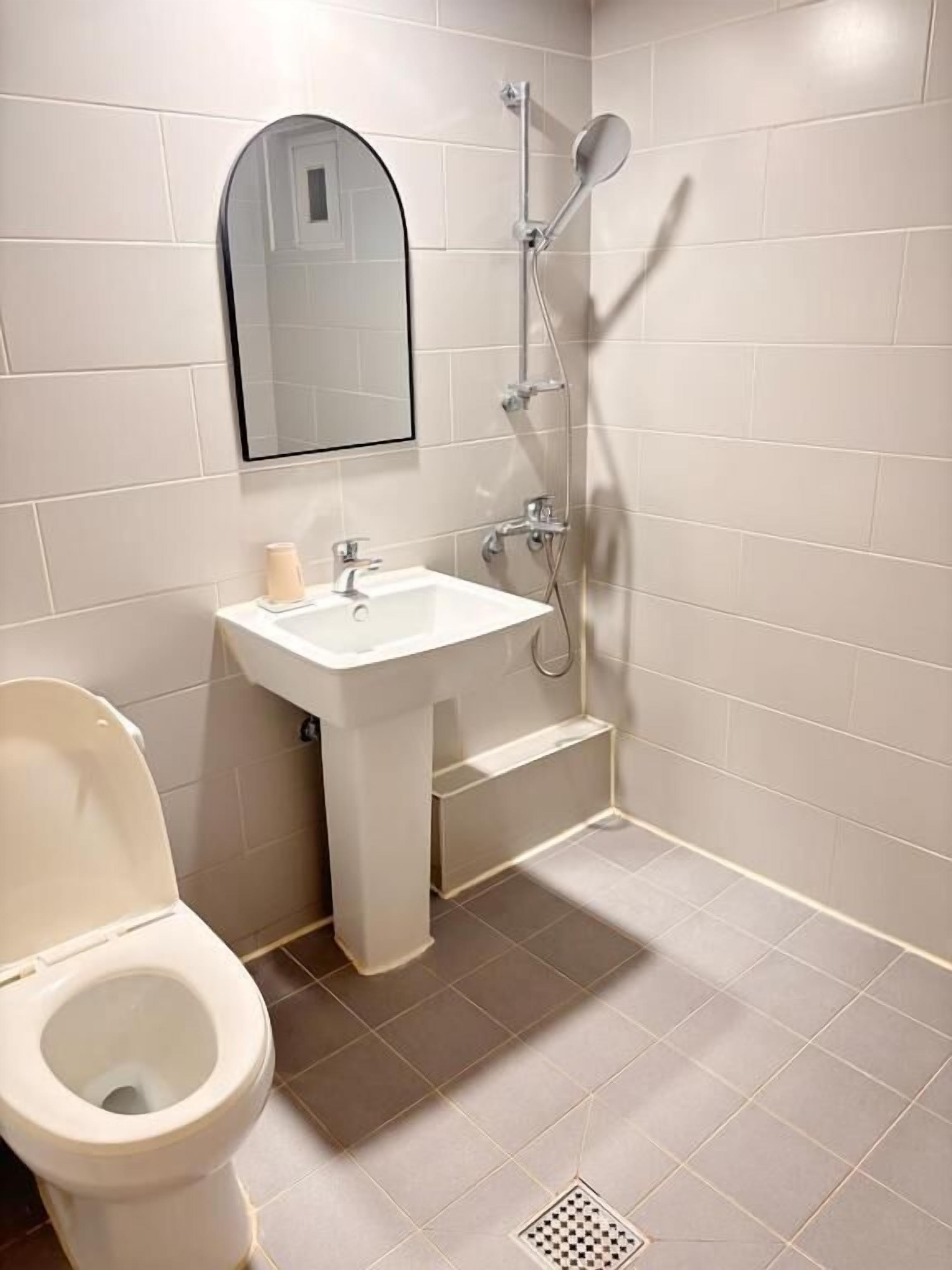 Kamar Double Comfort | Kamar mandi | Shower, pengering rambut, sandal, dan handuk