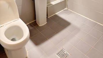Kamar Double Comfort | Kamar mandi | Shower, pengering rambut, sandal, dan handuk