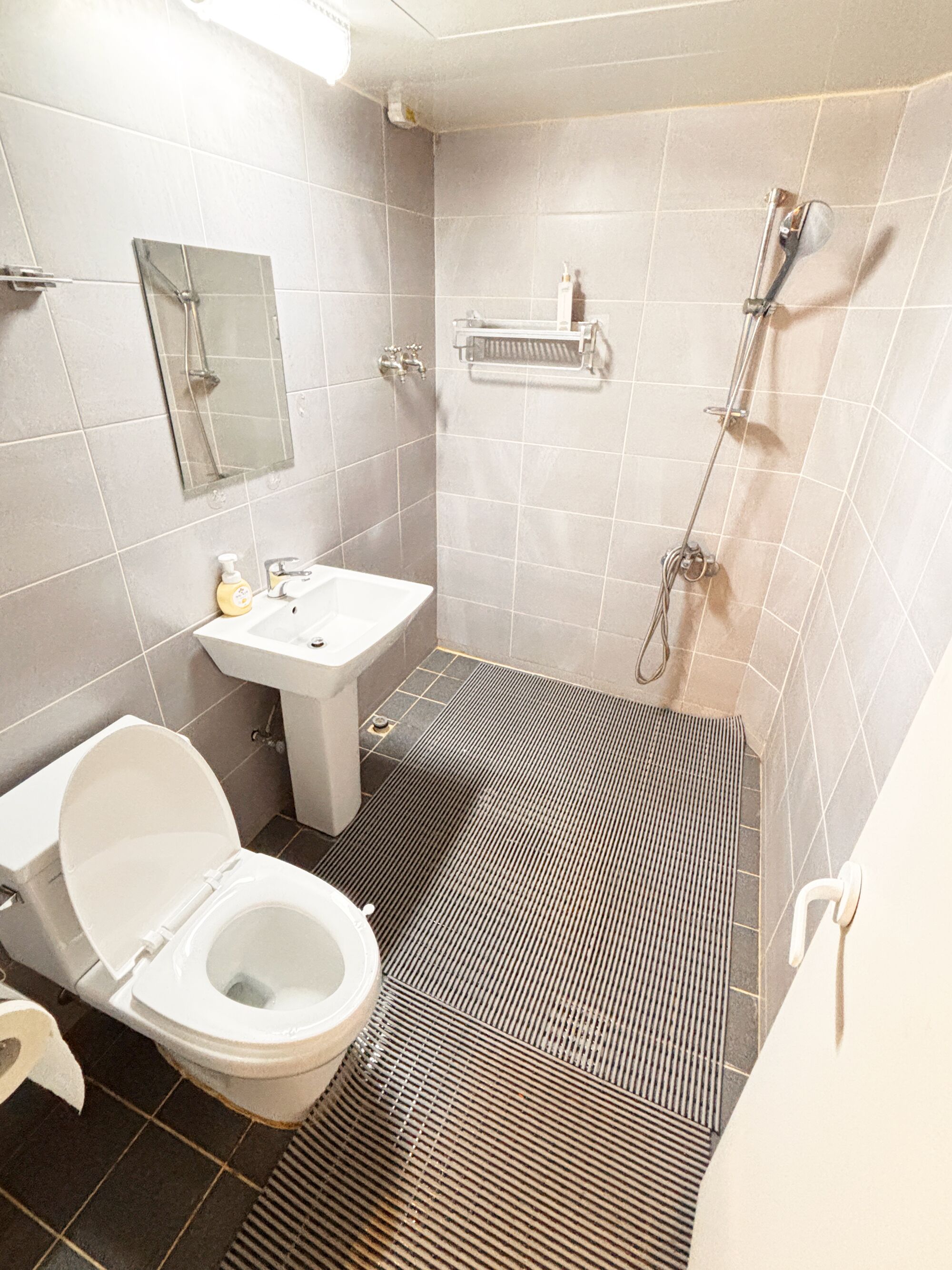 Familienzimmer | Badezimmer | Dusche, Haartrockner, Hausschuhe, Handtücher