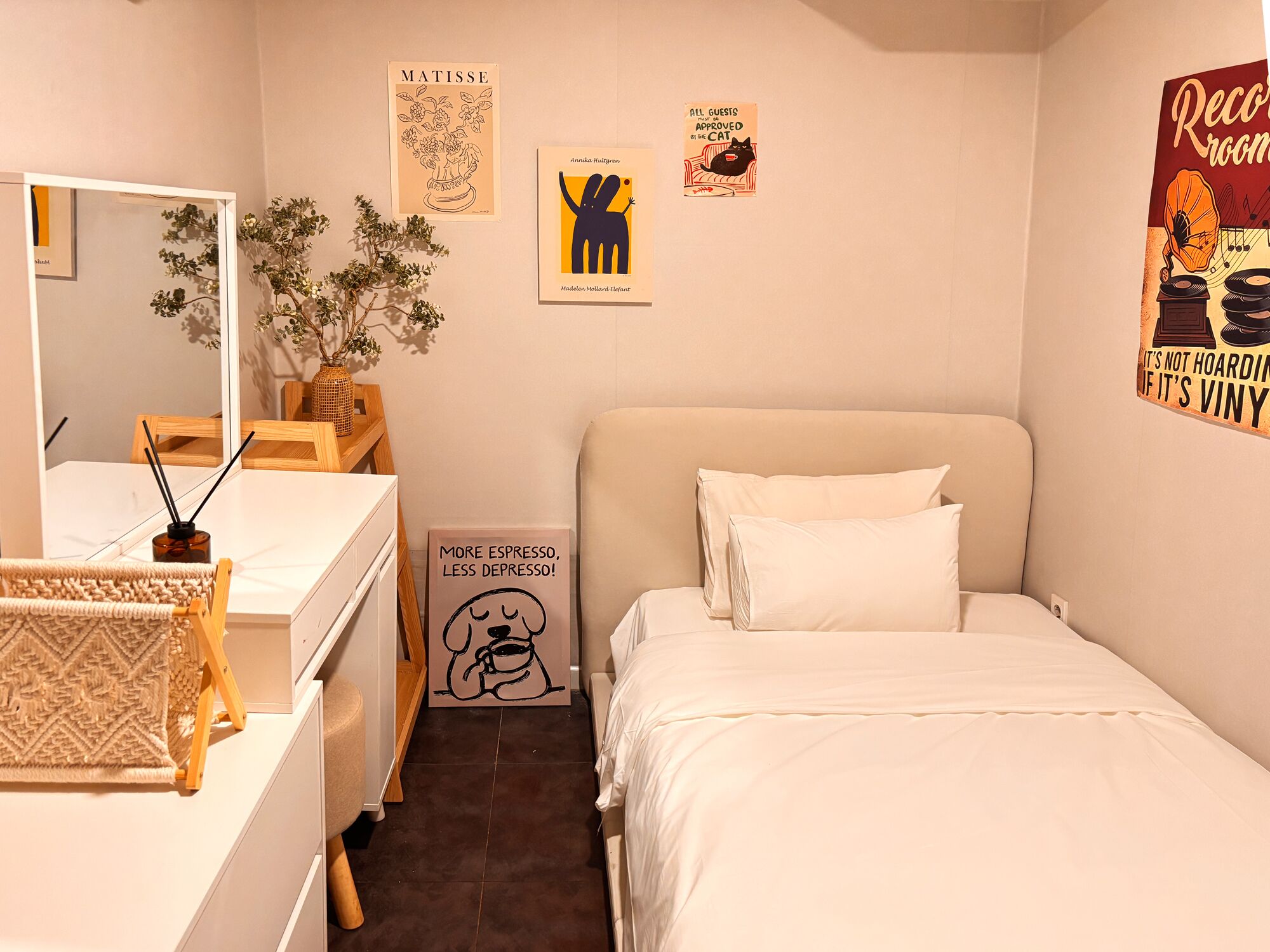 Un dormitori amb llit, una petita habitació, un mirall i decoració a la paret.