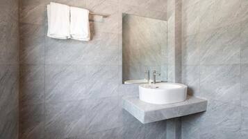 Chambre Double | Salle de bain | Douche, sĂšche-cheveux, serviettes fournies, savon