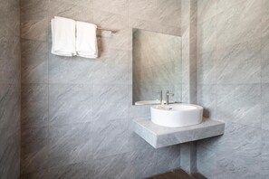 Chambre Double | Salle de bain | Douche, sèche-cheveux, serviettes fournies, savon