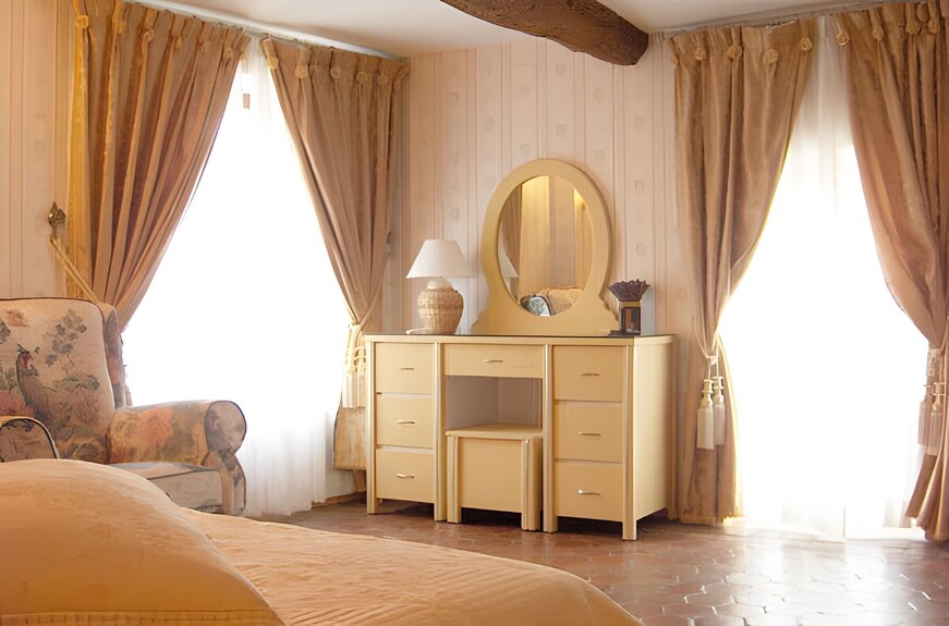 Chambre D'hôtes Le Relais Des Hirondelles - Camélia Jardin Dans La Propriété - Gisors