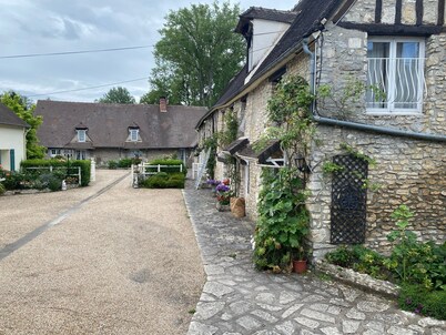 Le Relais Des Hirondelles Guest Room – Camélia with Garden Access