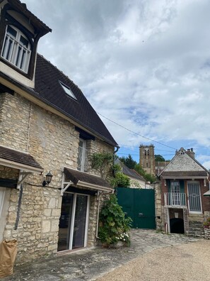 Exterior - Le Relais Des Hirondelles – Camélia Room with Private Garden (Chaumont-en-Vexin)