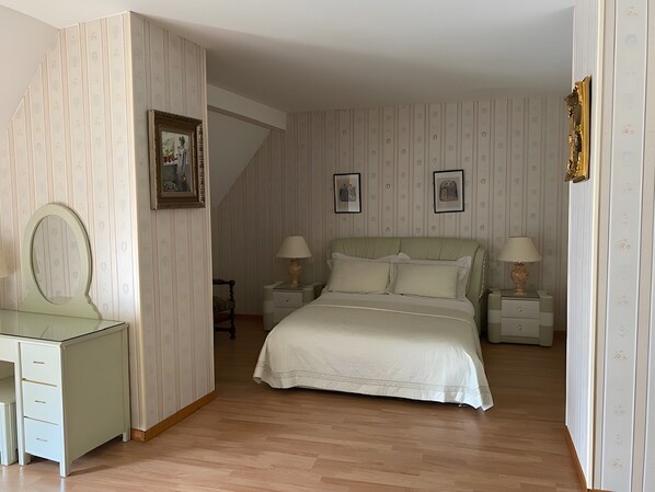 A bedroom with a bed, two bedside tables, a nightstand, a dresser, a mirror, and a framed picture on the wall. - Le Relais Des Hirondelles - Magnolia Room with Private Garden (Chaumont-en-Vexin)