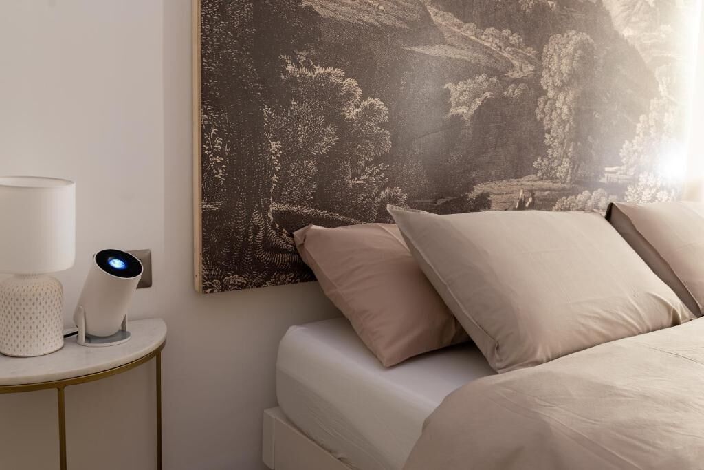 Escritorio, espacio para trabajar con laptop y wifi gratis 