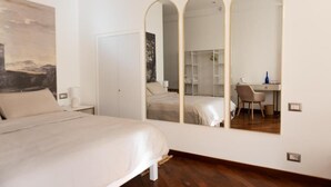 A bedroom with a bed, a desk, a chair, and a wardrobe. - Ferentino B&B (Ferentino)