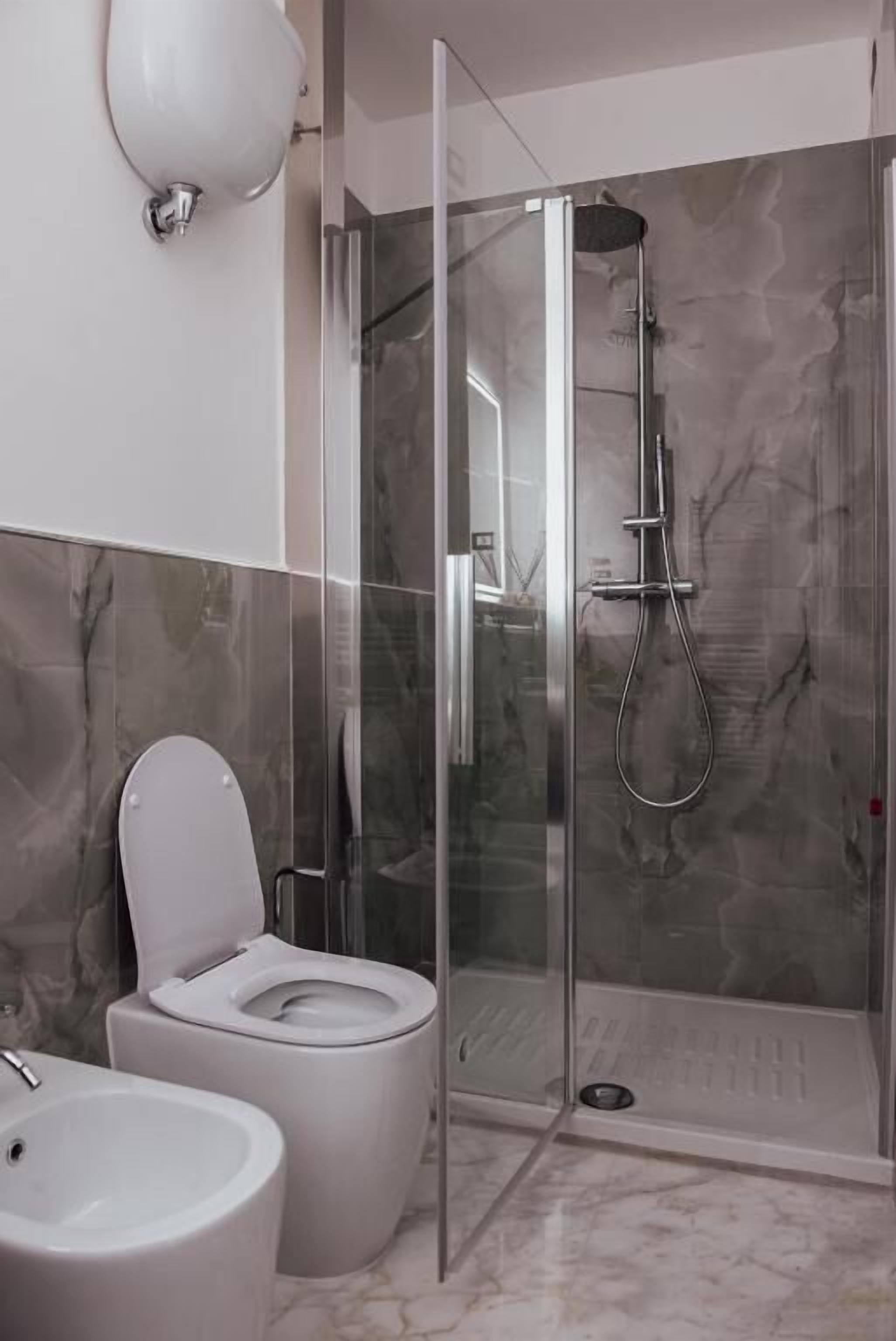 Deluxe Double or Twin Room, Mountain View | Bathroom | Shower, hair dryer, towels