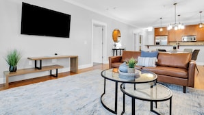 Living area - Sleeps 18, 3 Suites | Walkable Historic District | The Juliette by AvantStay (Savannah)