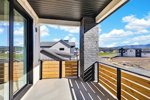 Ein Balkon mit Blick auf Häuser und Berge.