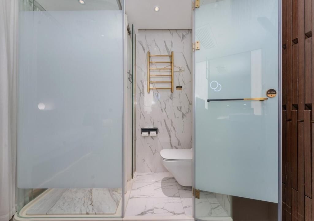 Double Room, 1 King Bed, Non Smoking, City View | Bathroom
