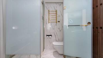 Double Room, 1 King Bed, Non Smoking, City View | Bathroom