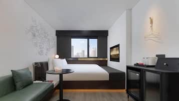 Quarto casal superior, para não fumantes, vista para a cidade | Escrivaninha, espaço de trabalho para notebook, cortinas blackout