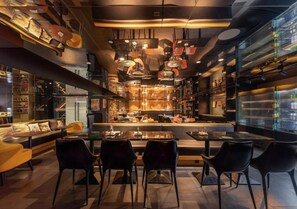 Un'area bar moderna con posti a sedere e un bancone.