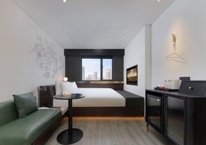 A modern hotel room with a bed, a small table, a sofa, a TV, and a wardrobe. - CitiGO Hotel Jing'an Temple Nanjing West Road Shanghai (Shanghai)