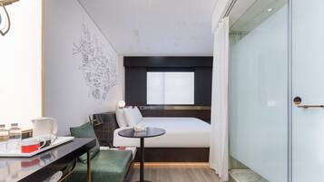 Free minibar, desk, laptop workspace, blackout curtains