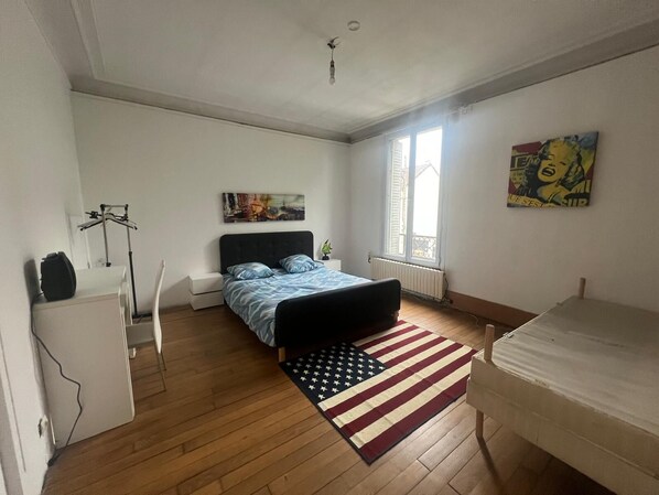 Room - Vrbo Property (Argenteuil)