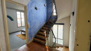 Eine Wendeltreppe mit Holzbodenstufen und Metallgeländern, die zu einer Aussichtsplattform führt.