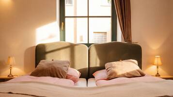 WiFi, bed sheets, wheelchair access