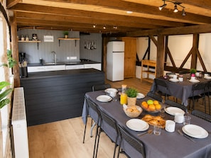 Une cuisine moderne avec un coin repas.