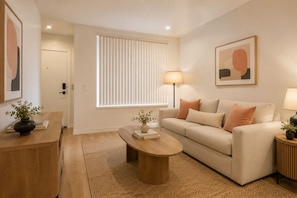Ein Wohnzimmer mit Sofa, Couchtisch und Lampe.