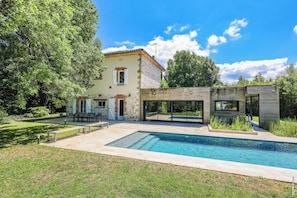 A modern house with a swimming pool, stone walls, and a garden. - House in Bouyssou - Nature and Elegant (Viterbe)
