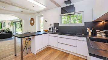 Coffee/tea maker, fridge, microwave, oven