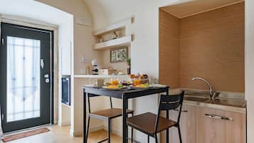 Standard-Apartment, 1 Schlafzimmer, Klimaanlage (La Chicca Sul Mare Sea View) | Speisen