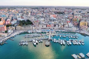 A marina with numerous boats docked, surrounded by a densely packed urban area with colorful buildings. - La Chicca Sul Mare Sea View (Bisceglie)