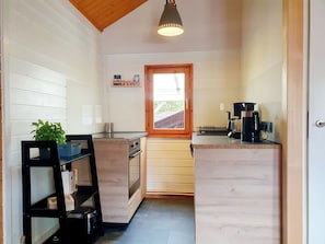 Wasserkocher mit Kaffee-/Teezubehör, Kühlschrank, Ofen, Wasserkocher