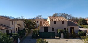 Zona residencial com casas que têm telhados de azulejo e entrada com calçada.