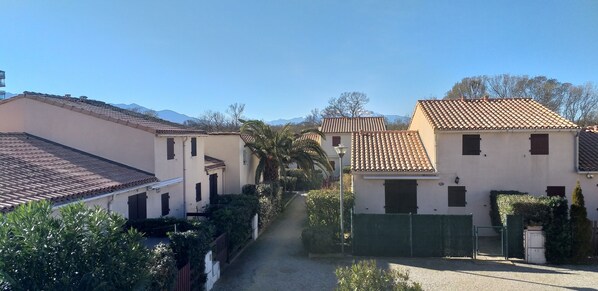 Zona residencial con casas de tejados de tejas y cielo despejado.