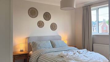 Iron/ironing board, free WiFi, bed sheets