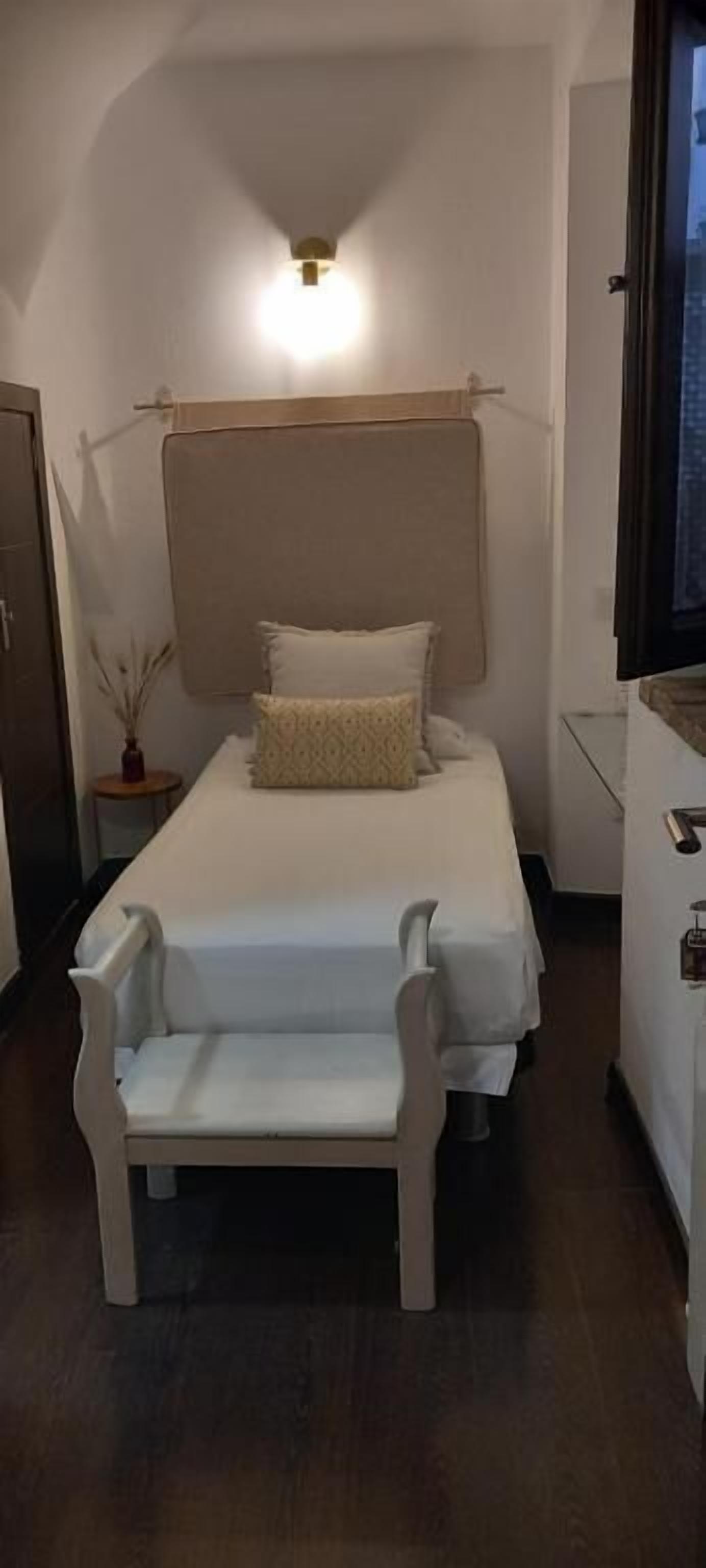 Single Room | Free WiFi