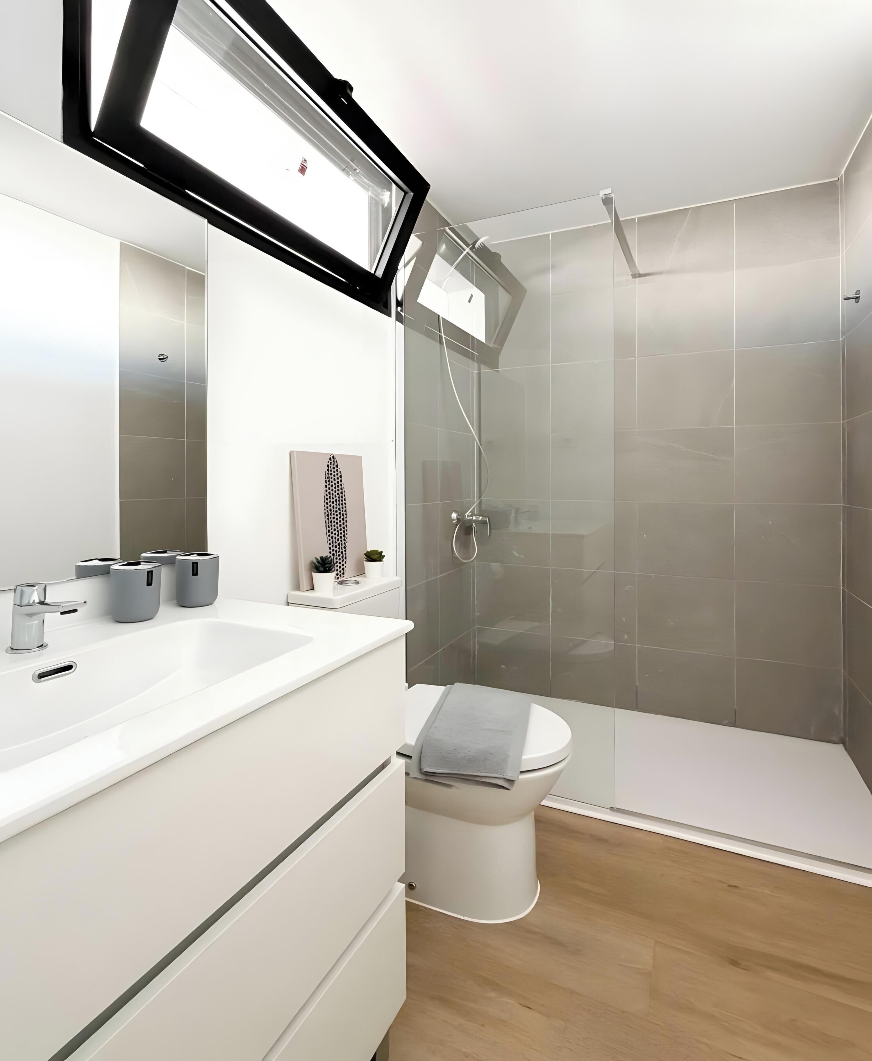 Een douche, een haardroger, handdoeken
