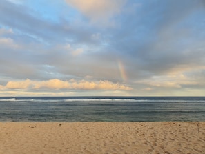 Una playa con arena y océano.