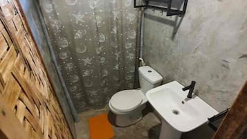Basic Double or Twin Room, 1 Large Twin Bed, Non Smoking, Garden View | Bathroom | Shower, towels, soap, shampoo