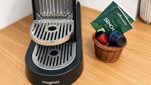 A Nespresso coffee machine with a basket of coffee pods and a green box of Sencro green tea. - Chez Aurel et Ju (Tournon-sur-Rhône)