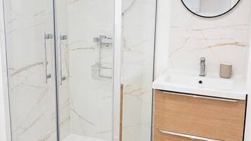 Een douche, een haardroger, handdoeken, zeep