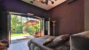 Un dormitorio con una cama, un escritorio y una silla. Hay una ventana con vistas a zonas verdes.