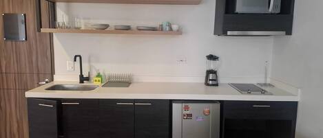 Four à micro-ondes, surface de cuisson, cafetiÚre-théiÚre
