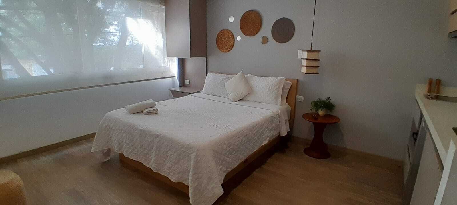 Tabla de planchar con plancha, wifi, ropa de cama