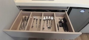 Eine Schublade mit Besteck und einem Messer.