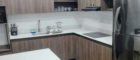 Réfrigérateur, four à micro-ondes, un four, surface de cuisson