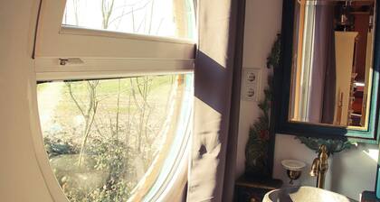 Tinyhouse circus wagon Hofliebe Kotten Kunterbunt