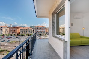 A balcony with a view of buildings and a cityscape. - Sea & Center - Chiavari Apartment with Sea View, Wi-Fi, and Air Conditioning (Chiavari)