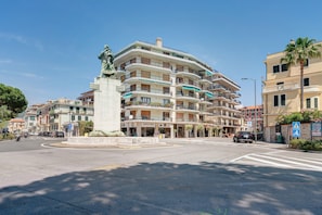 A multi-story hotel with balconies, a central statue, and a pedestrian crossing. - Sea & Center - Chiavari Apartment with Sea View, Wi-Fi, and Air Conditioning (Chiavari)
