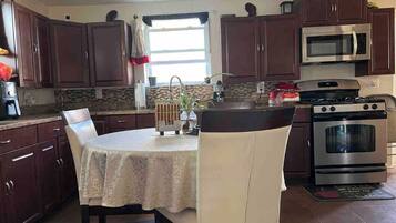 Coffee/tea maker, fridge, microwave, oven
